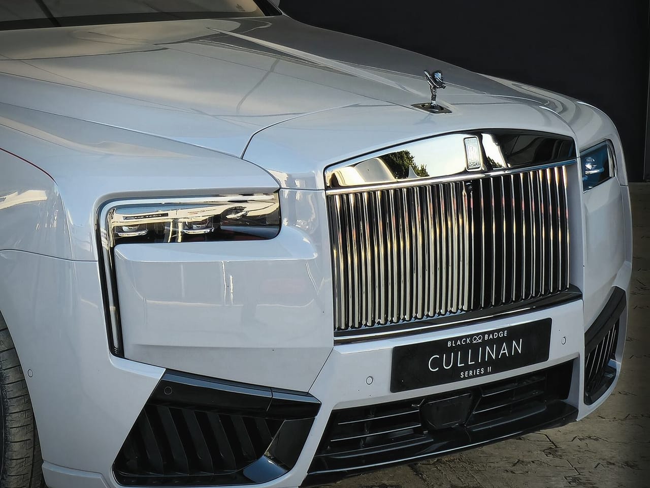 Close view of the Rolls-Royce Cullinan Series II grille, headlight and bonnet